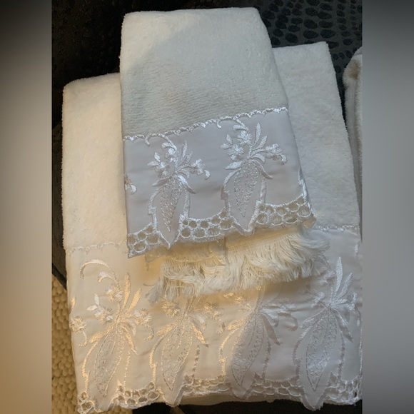 White Embroidered Fingertip and Body Towels, NWT, 2- Fingertip, 2- Body Towels - Picture 8 of 16